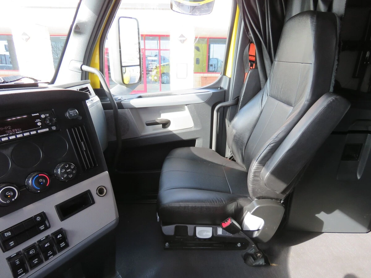 2022 Freightliner Cascadia - image 14