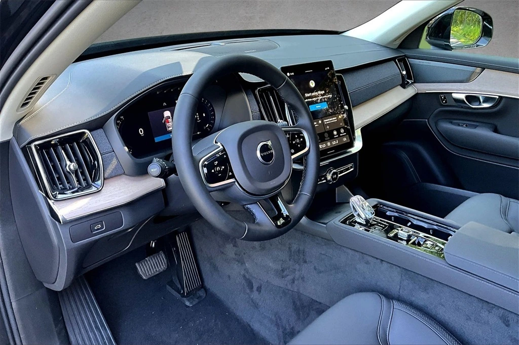 2026 Volvo - image 7