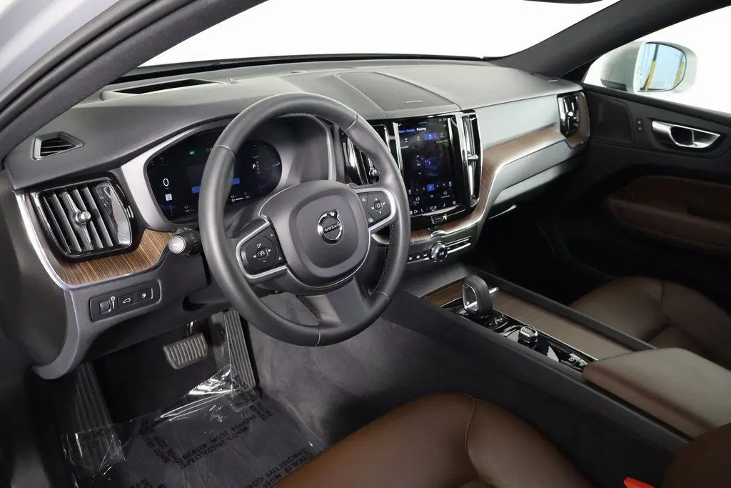 2022 Volvo XC60 Recharge Hybrid T8 Inscription Expression photo 4