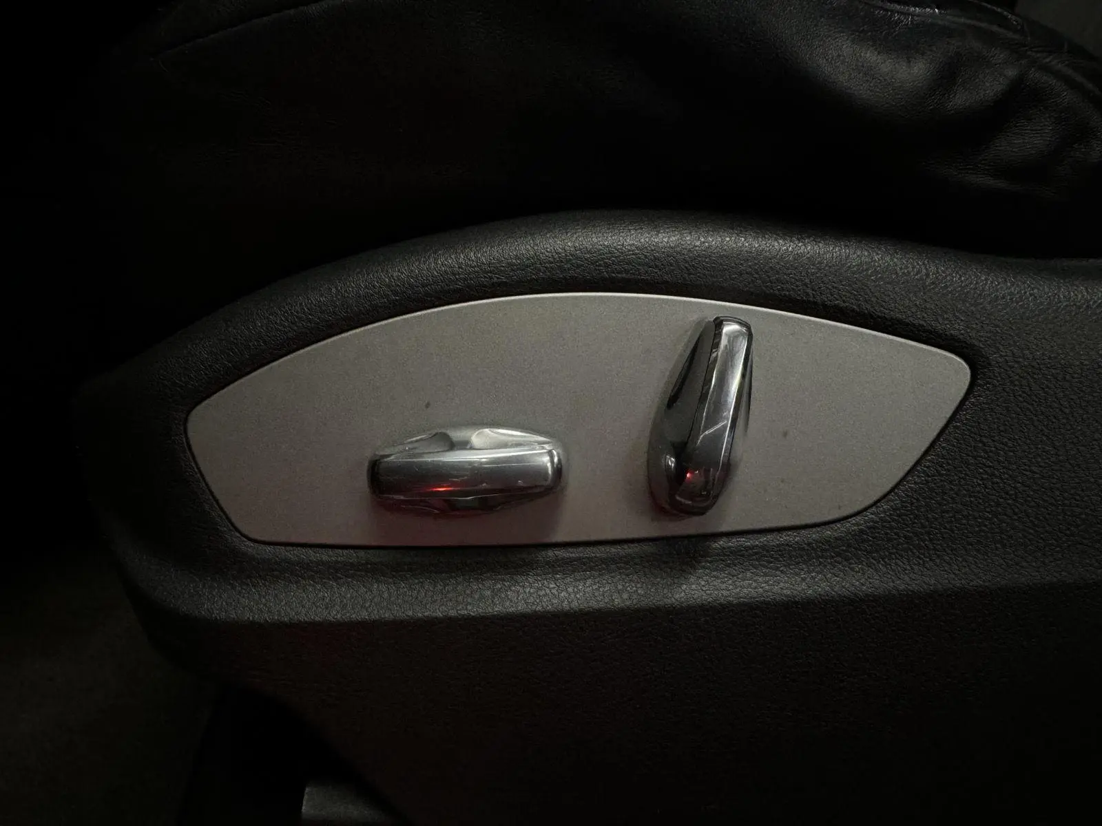 2013 Porsche Cayenne GTS photo 19