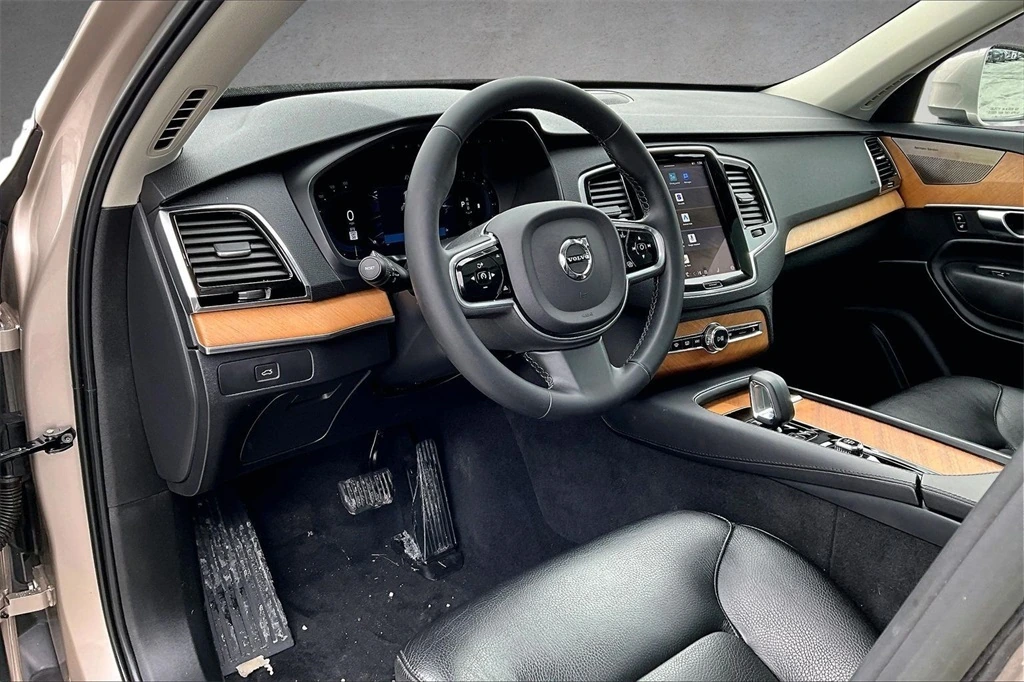 2023 Volvo - image 17