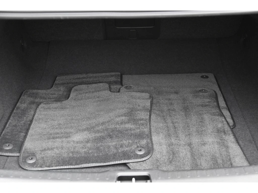 2025 Volvo - image 24