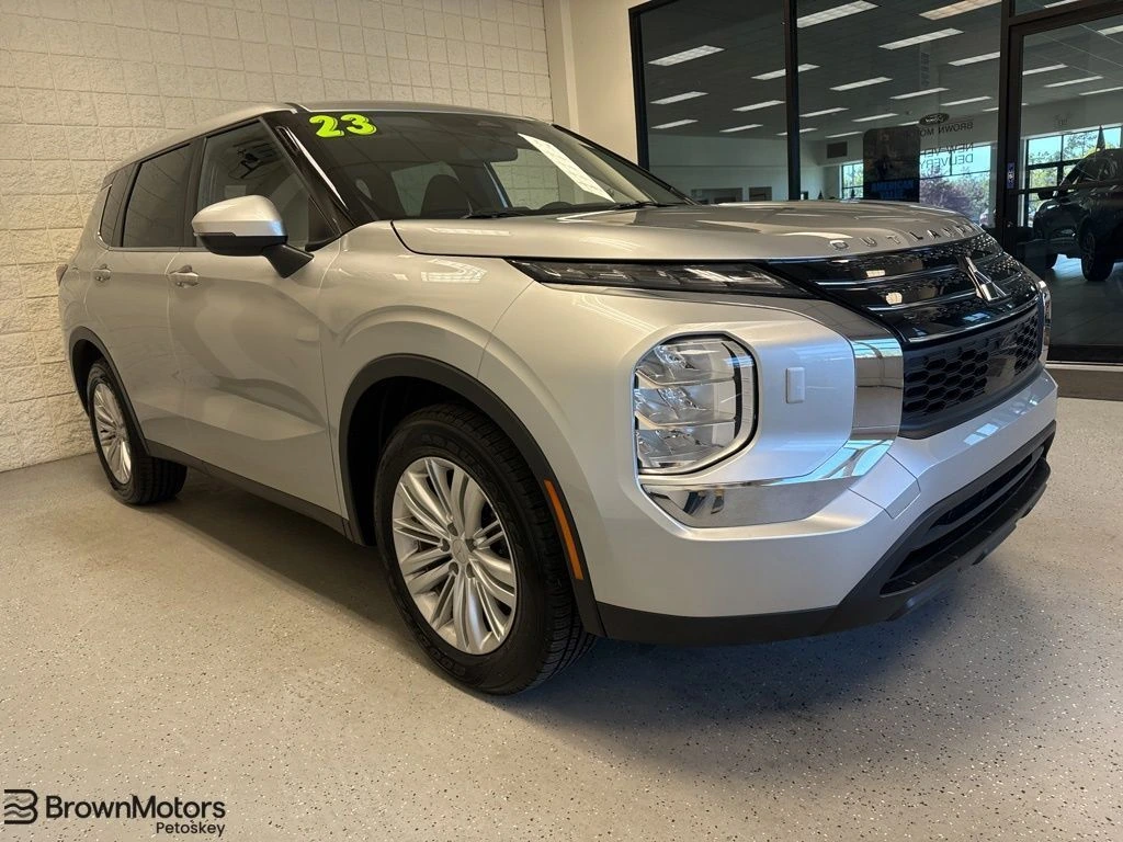 2023 Mitsubishi Outlander ES S-AWC's photo
