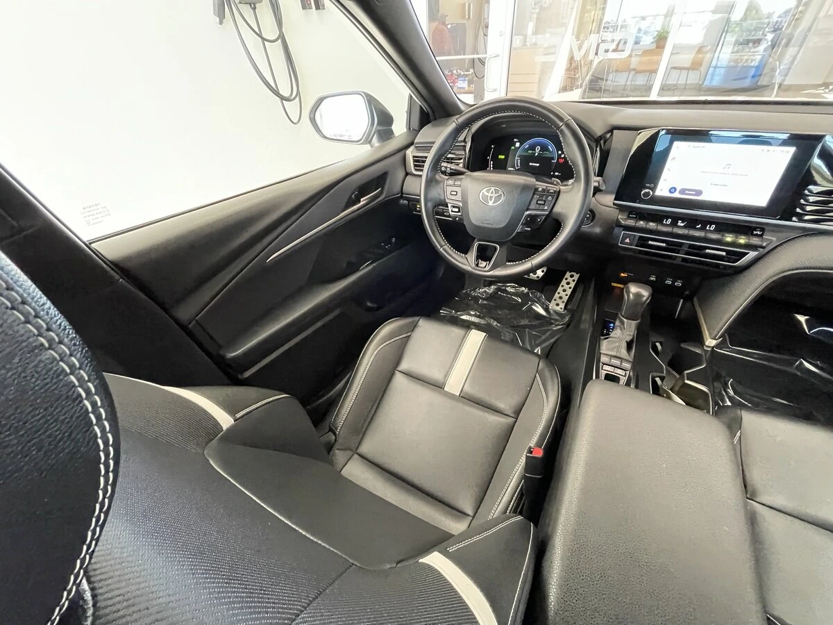 2025 Toyota Camry SE - Photo 22