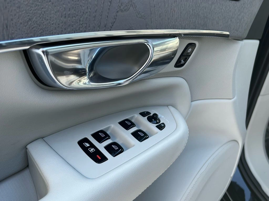 2025 Volvo - image 23