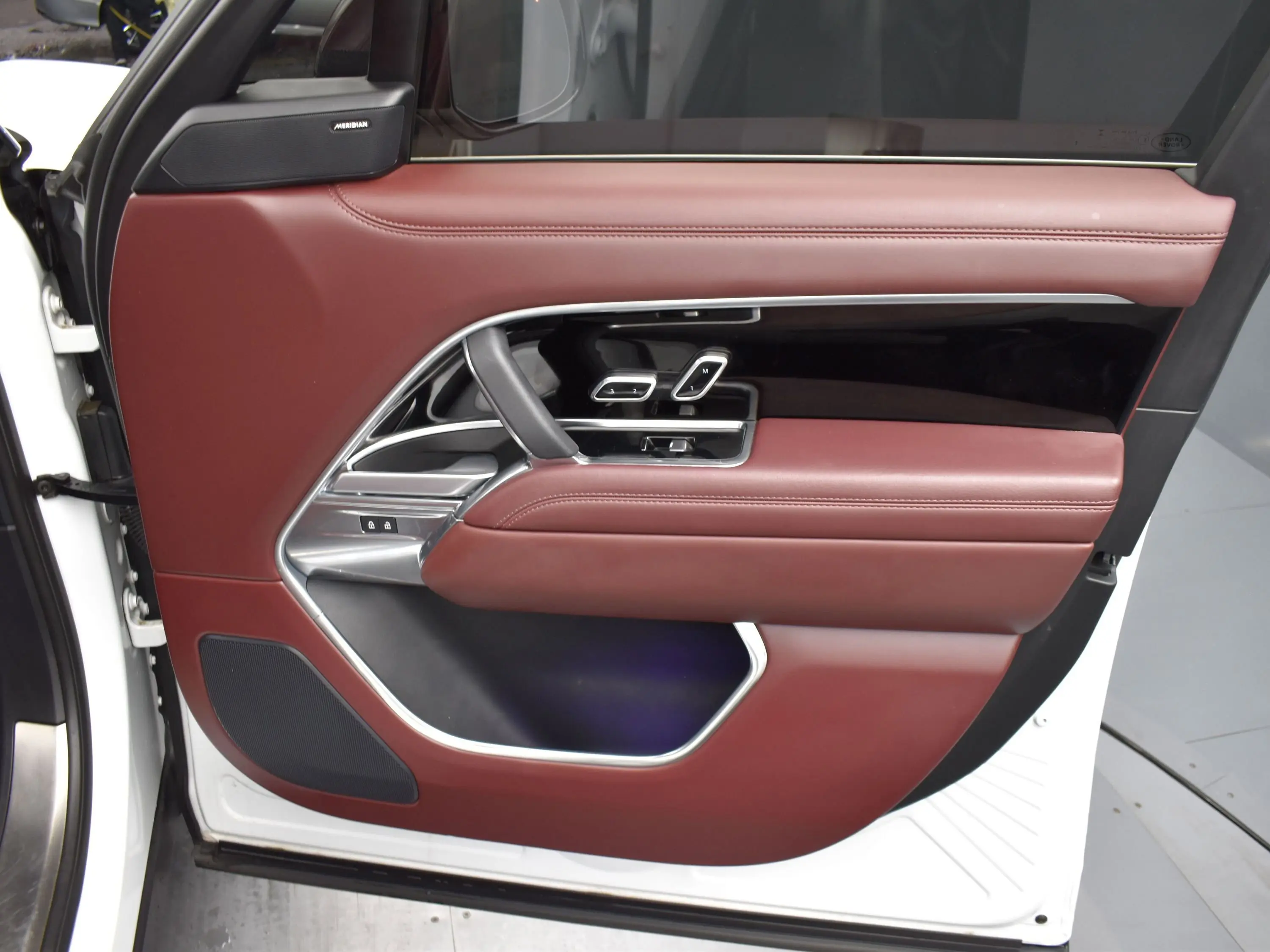 2023 Land Rover Range Rover SE photo 3