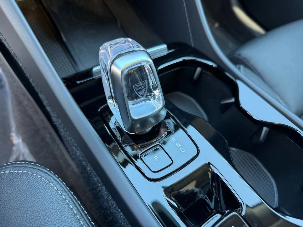 2025 Volvo - image 25