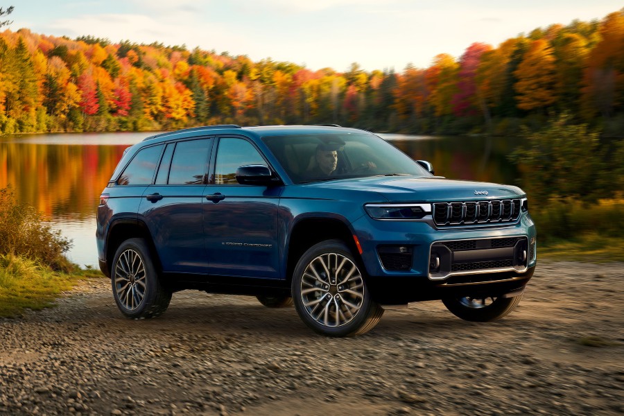 2027 Jeep Grand Cherokee Overland Exterior Passenger Side Front Profile