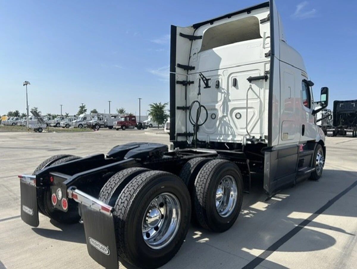 2022 Freightliner Cascadia — photo 8