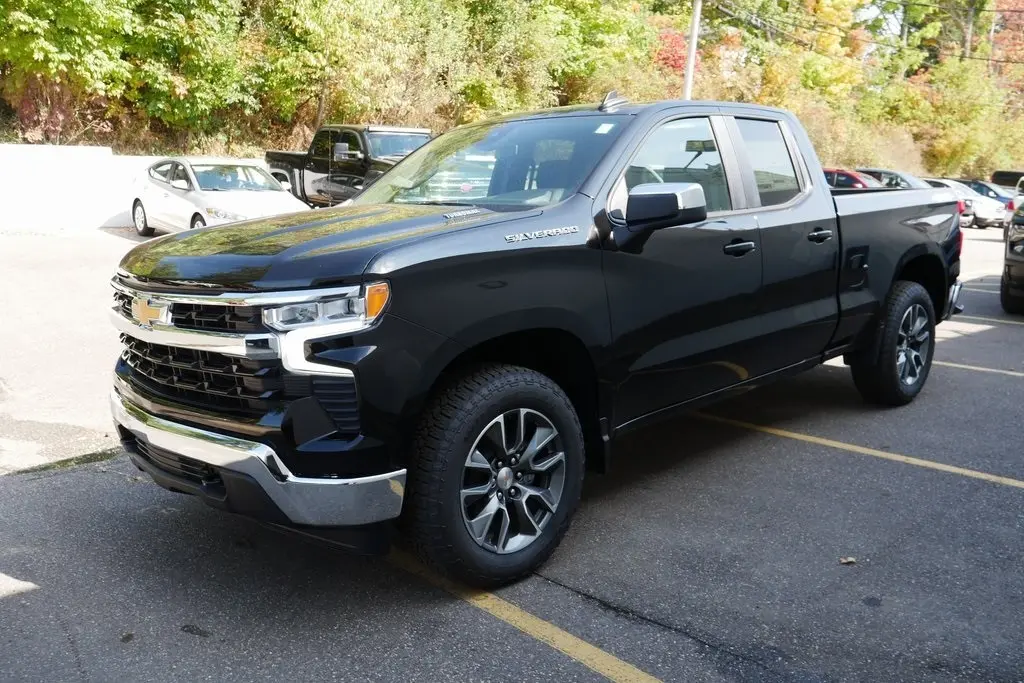 2025 Chevrolet Silverado 1500 LT photo 4