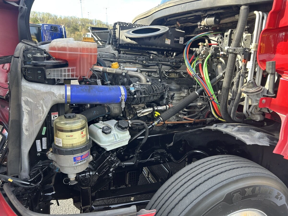 2023 Freightliner Cascadia - image 9