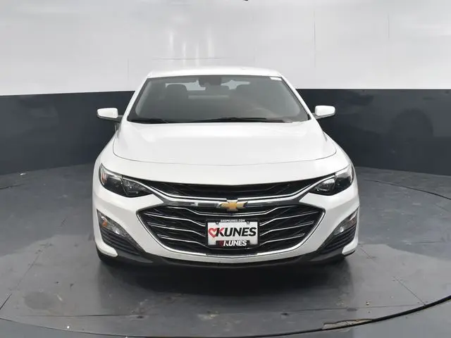 2024 Chevrolet Malibu 1LT photo 2
