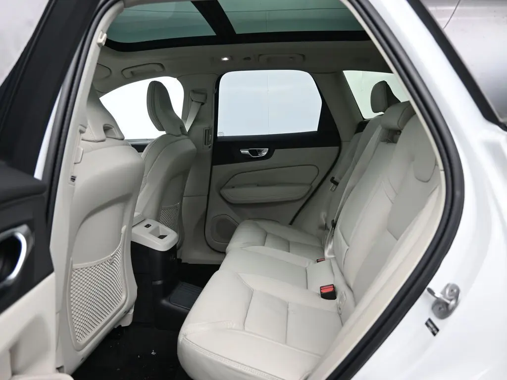 2026 Volvo - image 24