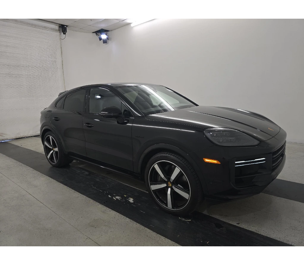 2024 Porsche Cayenne Turbo E-Hybrid's photo