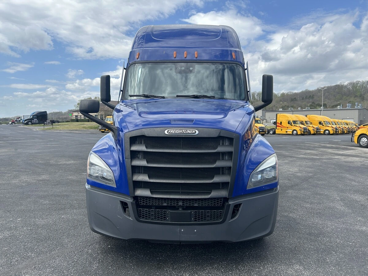 2022 Freightliner Cascadia - image 9