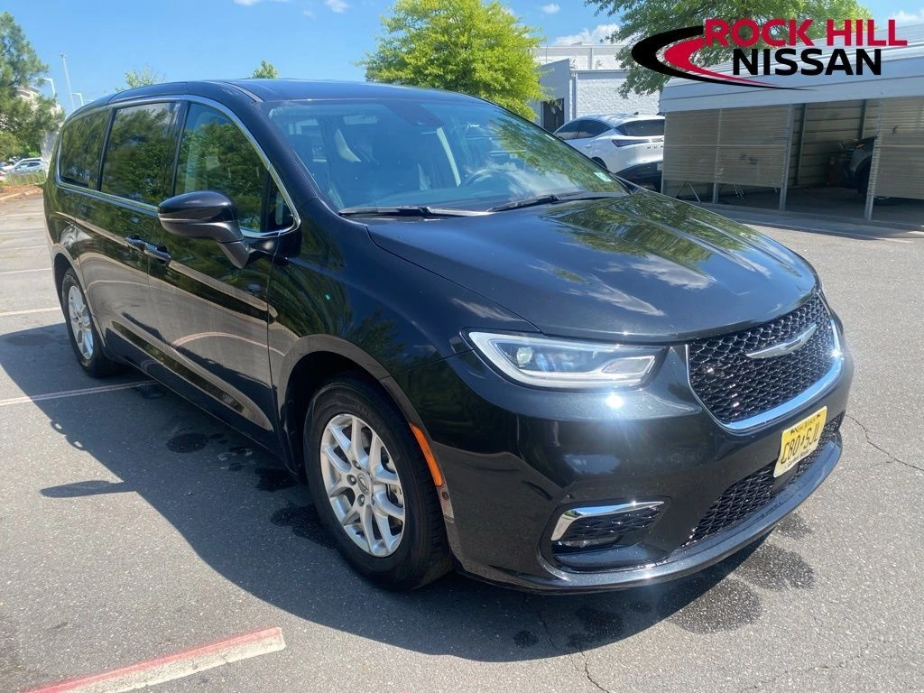 2023 Chrysler Pacifica Touring L's photo