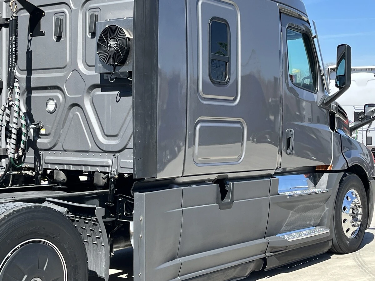 2022 Freightliner Cascadia - image 9