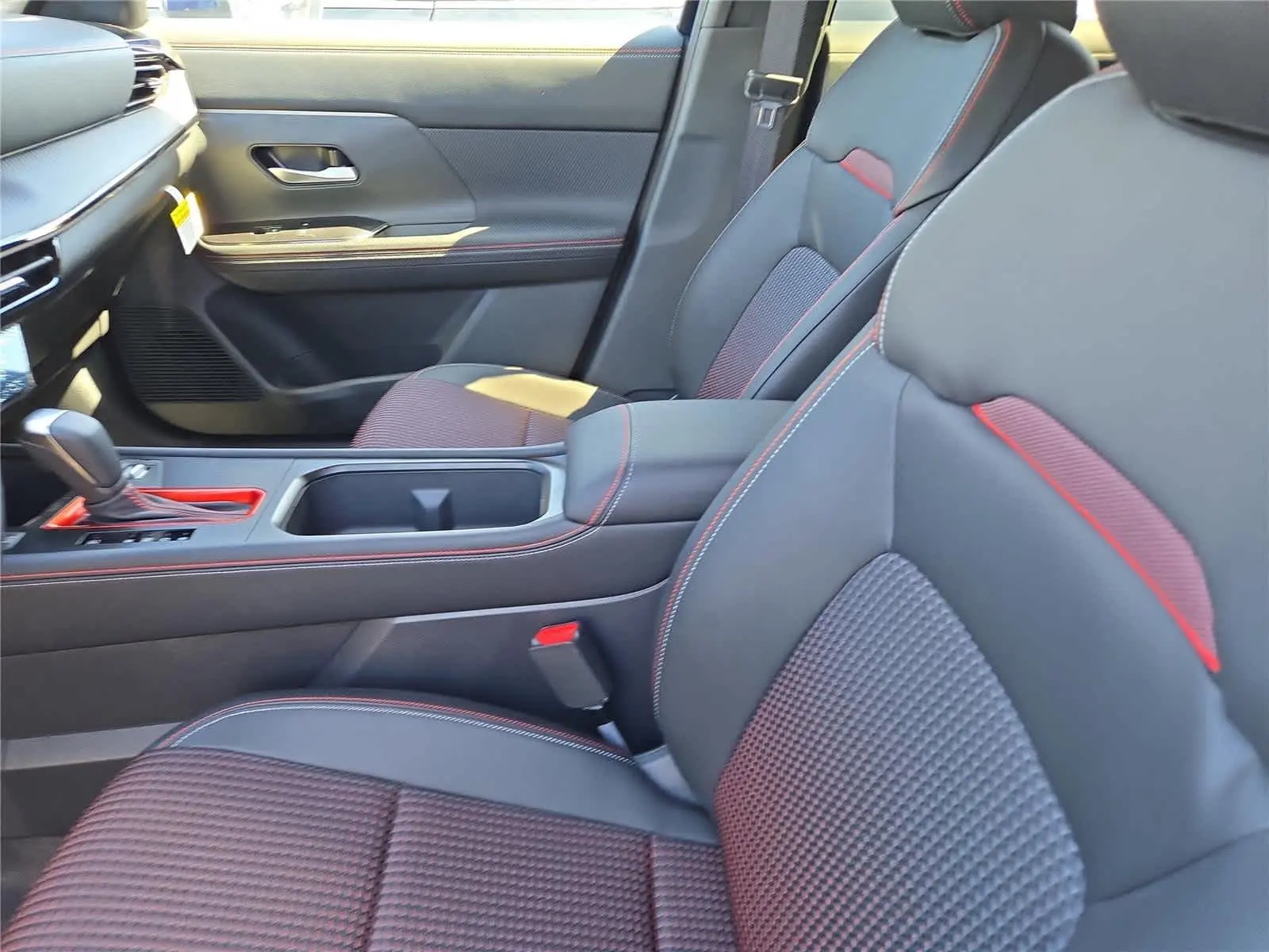 2025 Nissan Kicks SR photo 3