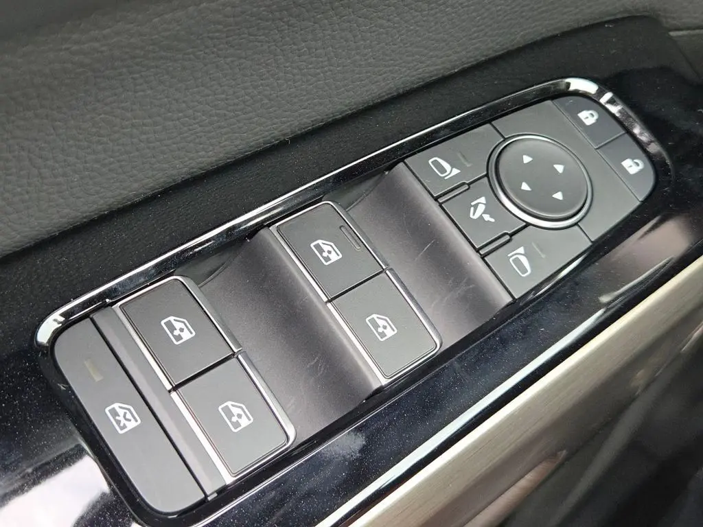 2025 Nissan Pathfinder Platinum photo 2