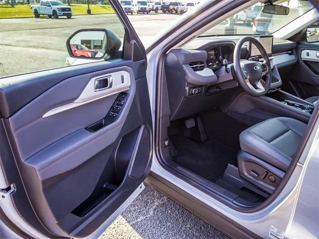 2025 Ford Explorer photo 26