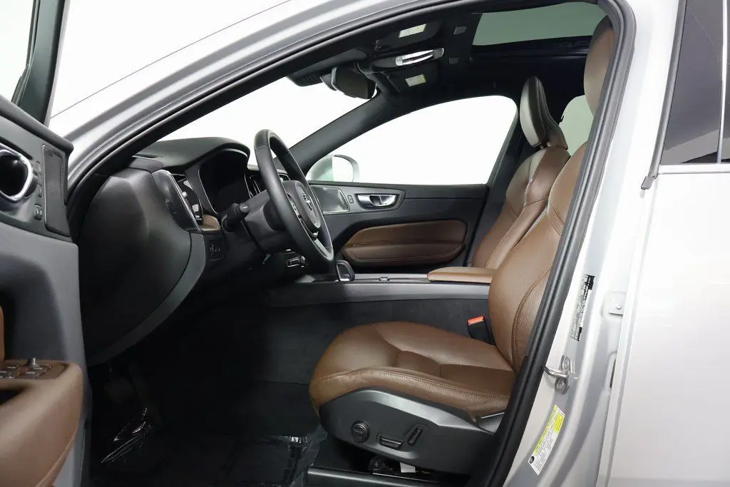 2022 Volvo XC60 Recharge Hybrid T8 Inscription Expression photo 7