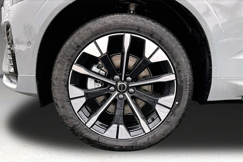 2026 Volvo - image 13