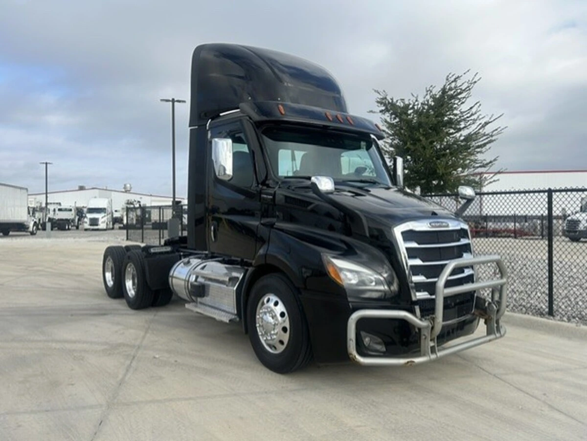 2023 Freightliner Cascadia — photo 6