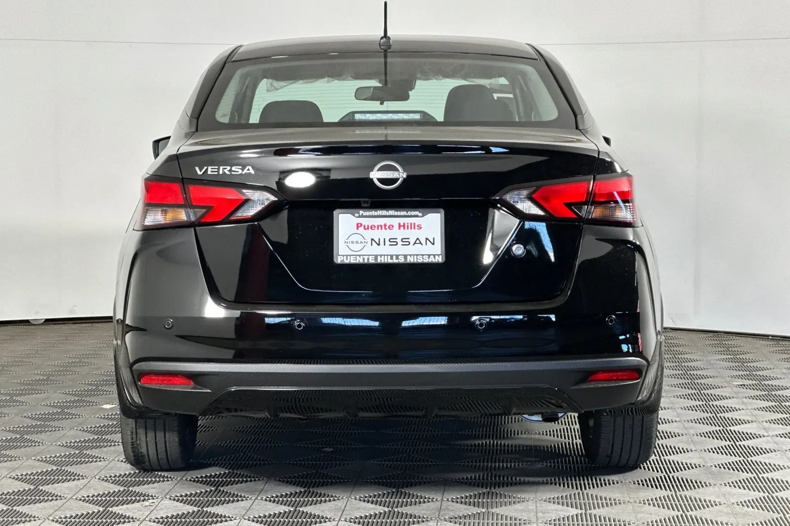 2025 Nissan Versa 1.6 S photo 4