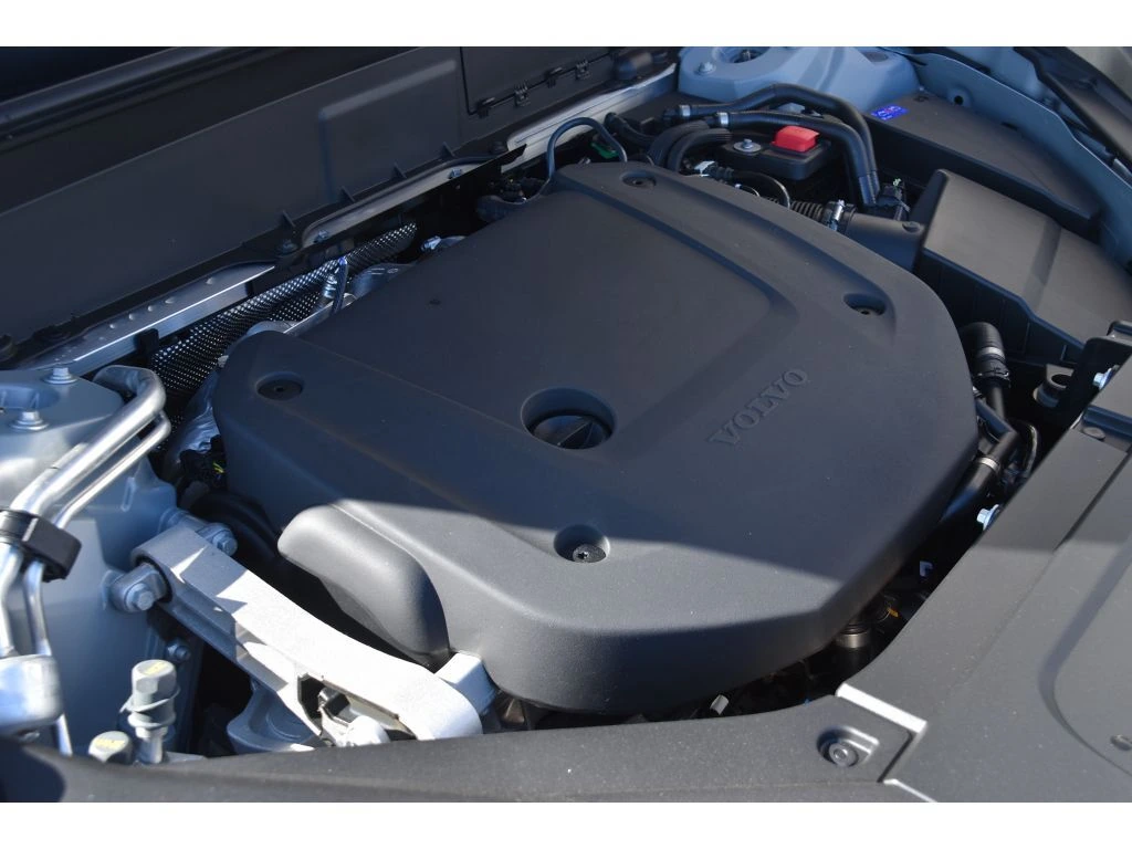 2026 Volvo - image 25