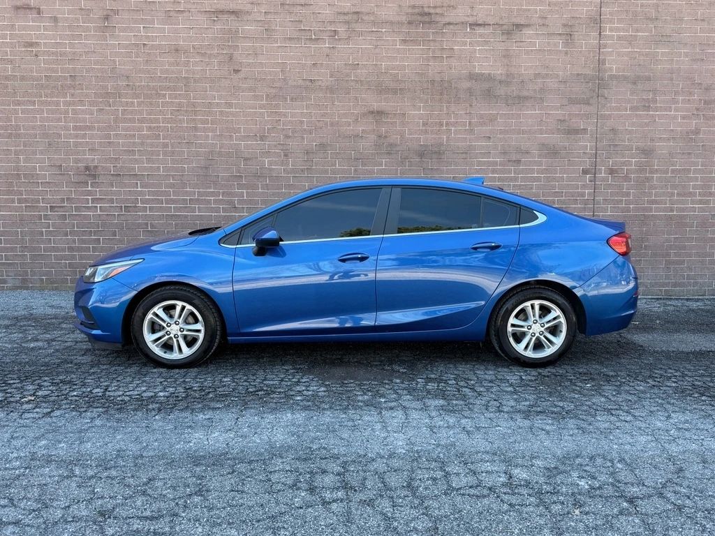Used 2018 Chevrolet Cruze LT with VIN 1G1BE5SM5J7124449 for sale in Merriam, KS