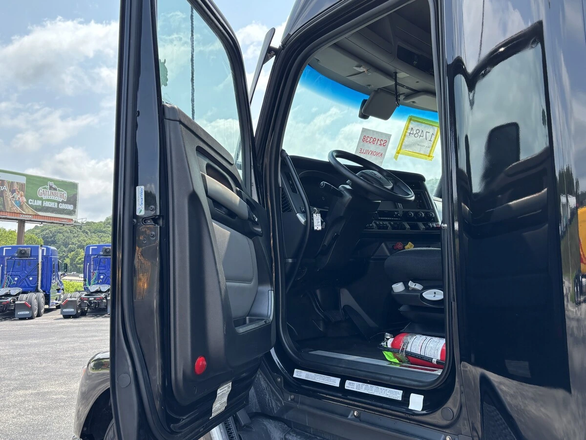 2023 Kenworth T680 — photo 8