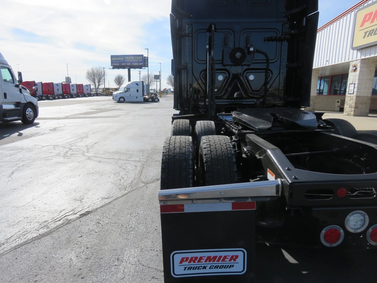 2022 Freightliner Cascadia - image 4