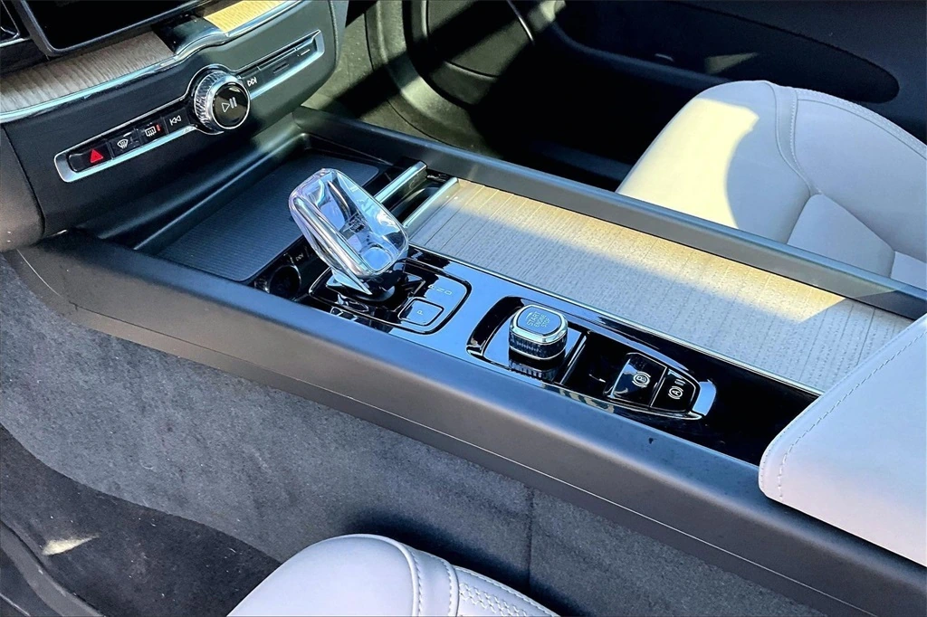 2026 Volvo - image 18