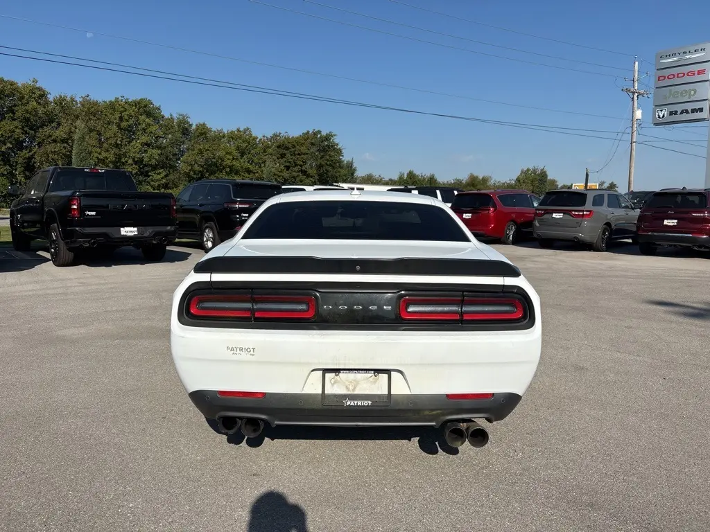 2016 Dodge Challenger SXT Plus photo 4