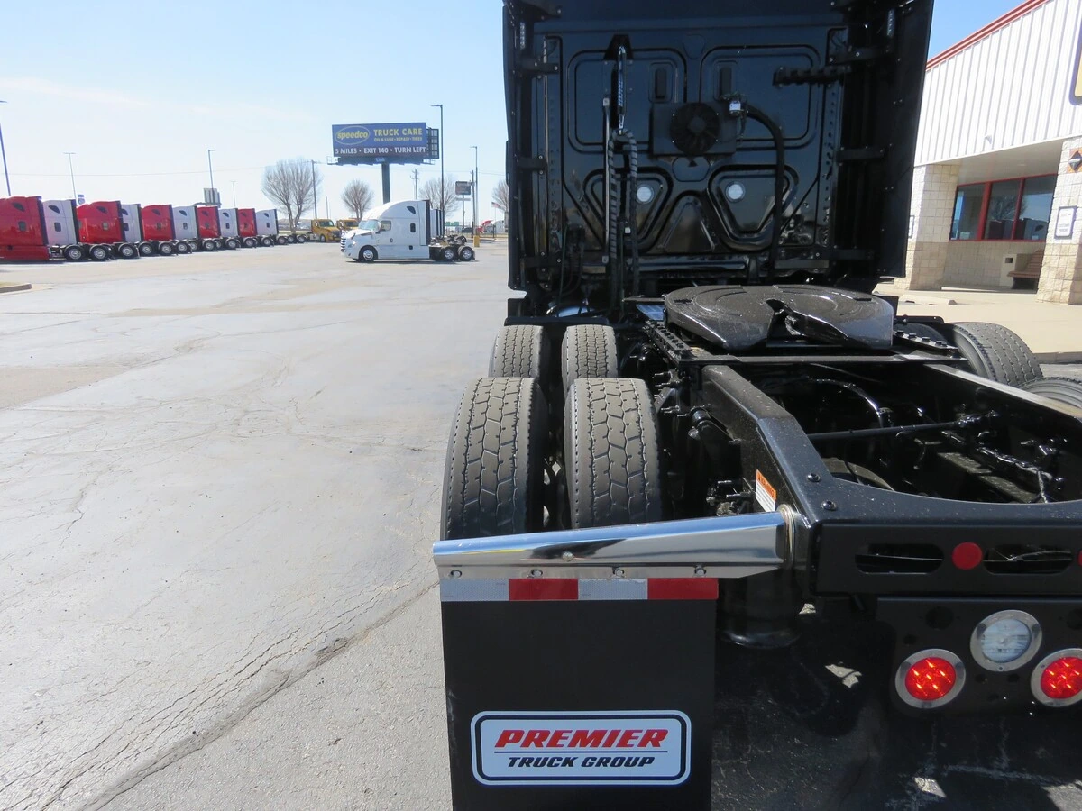 2022 Freightliner Cascadia - image 4