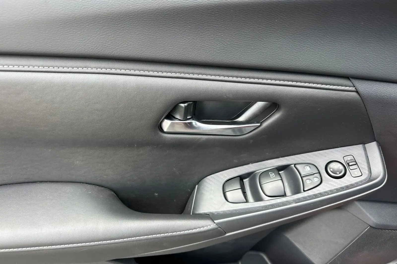 2025 Nissan Sentra SV photo 2