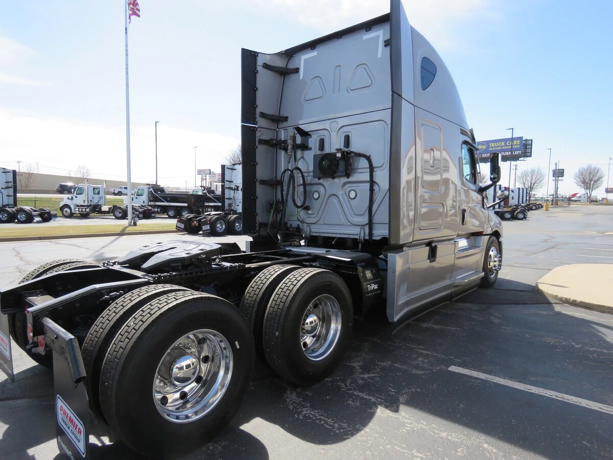 2022 Freightliner Cascadia - image 7
