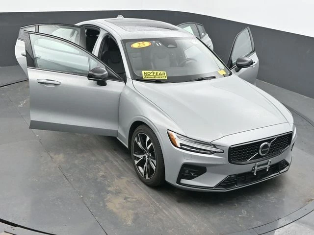 2025 Volvo - image 58
