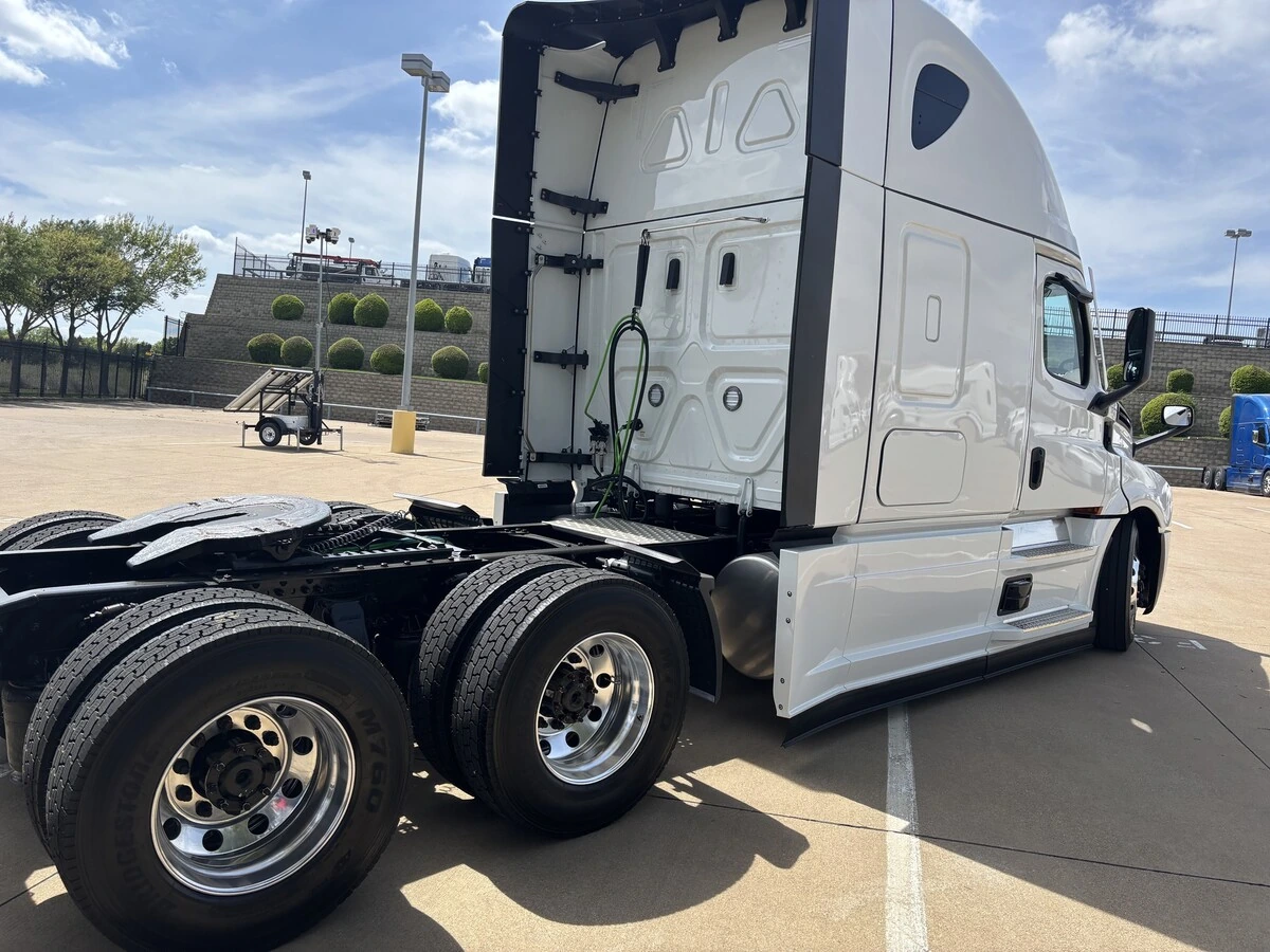 2027 Freightliner Cascadia - image 5