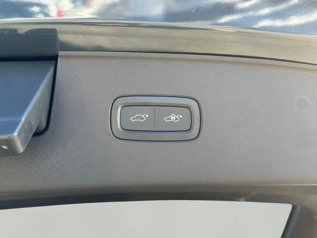 2025 Volvo - image 5