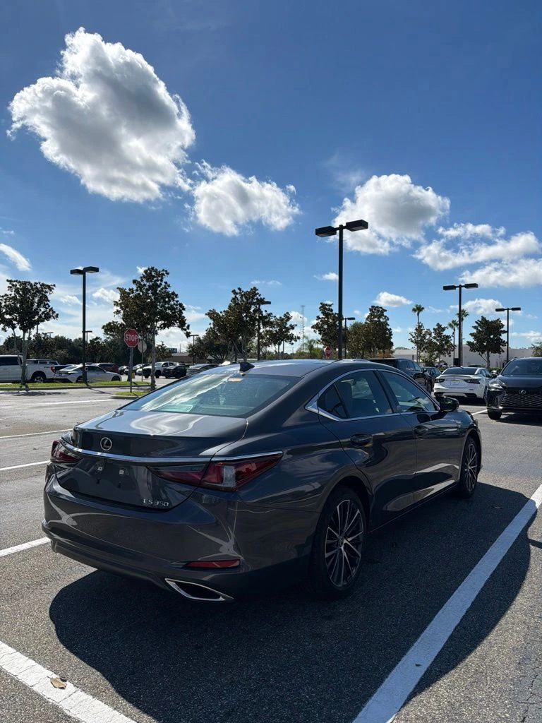2025 Lexus ES 350 - Photo 8