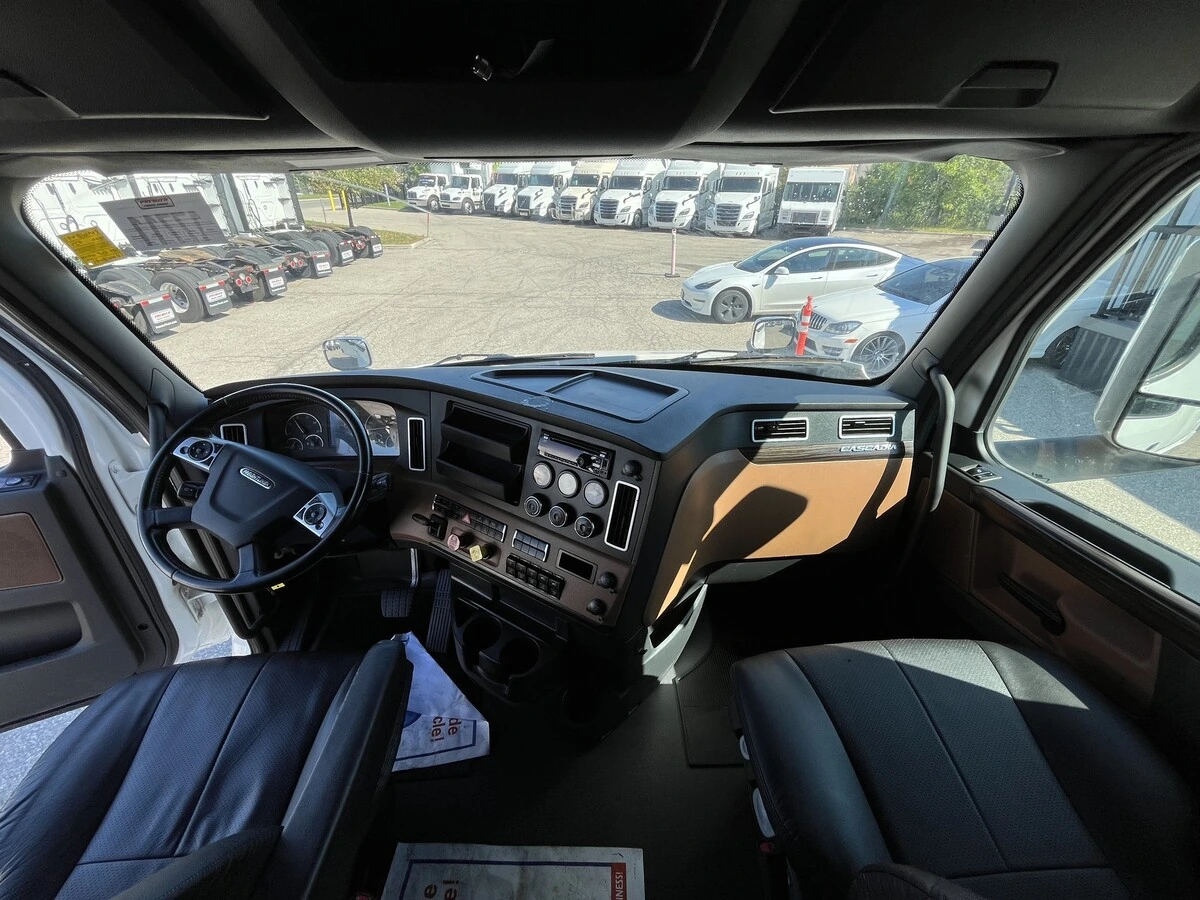 2022 Freightliner Cascadia - image 44