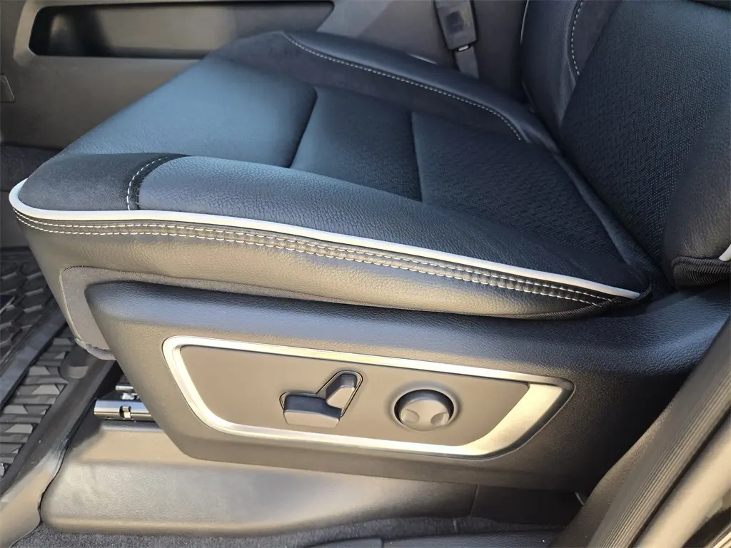 2026 Ram 1500 Laramie photo 19