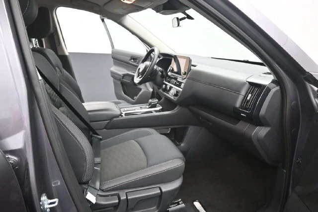 2025 Nissan Pathfinder SV - Photo 16