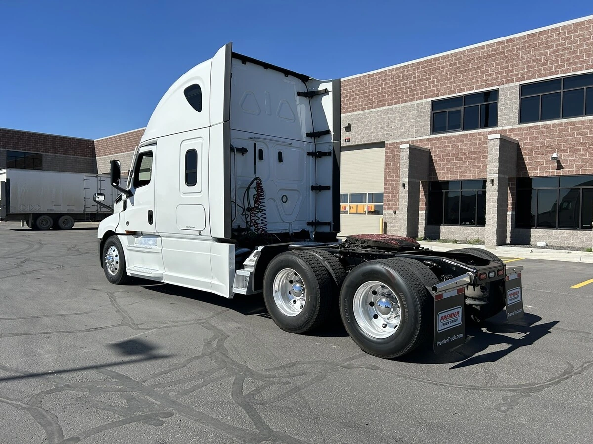 2022 Freightliner Cascadia - image 8
