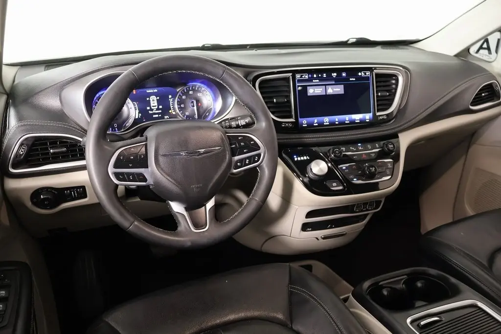 2022 Chrysler Pacifica Touring L photo 2