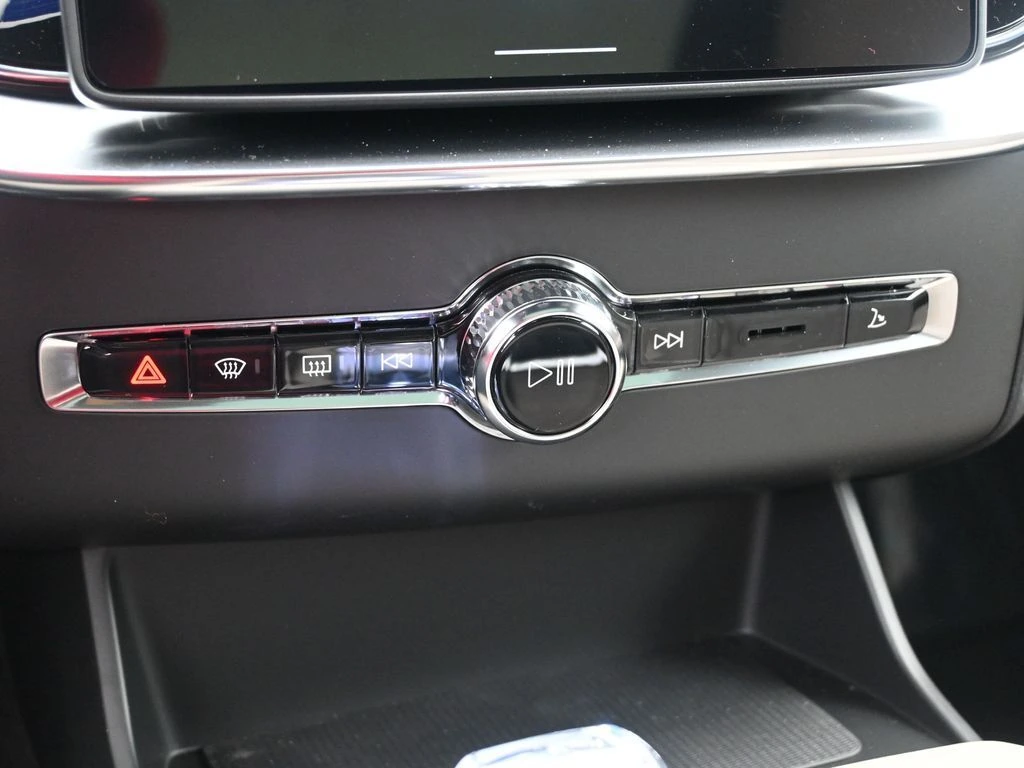 2026 Volvo - image 15