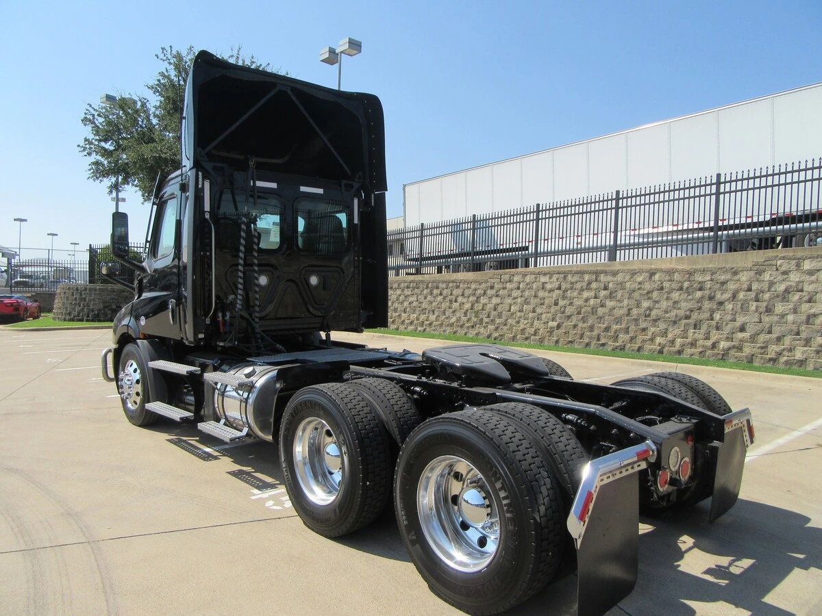 2023 Freightliner Cascadia — photo 3