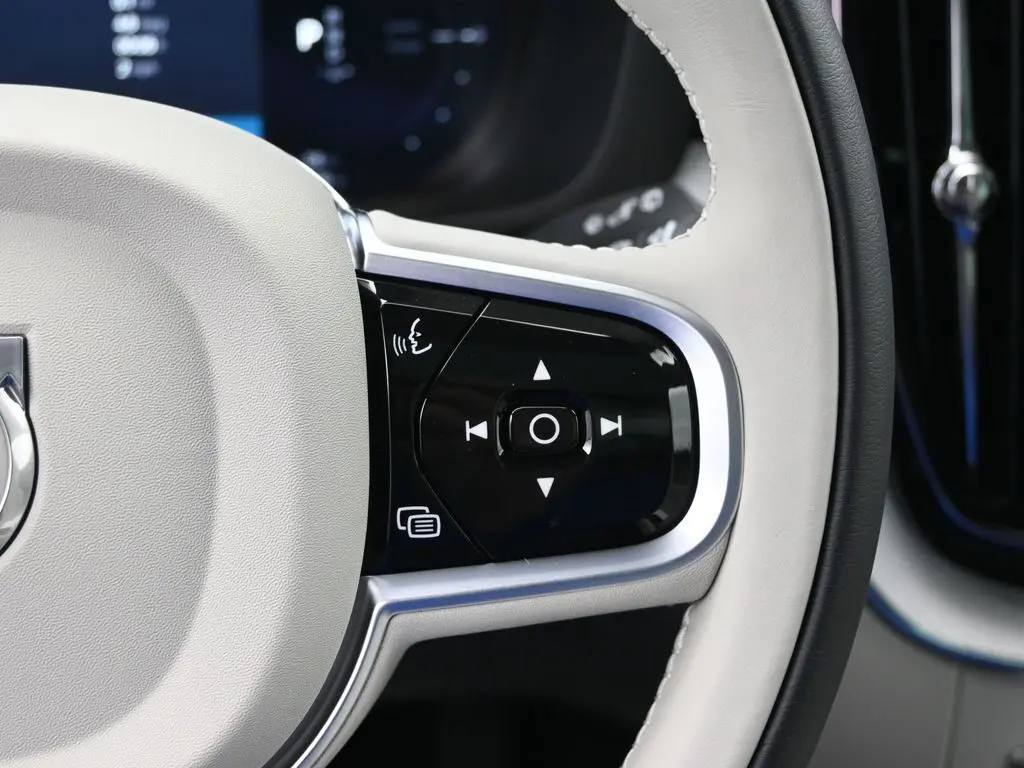 2026 Volvo - image 10