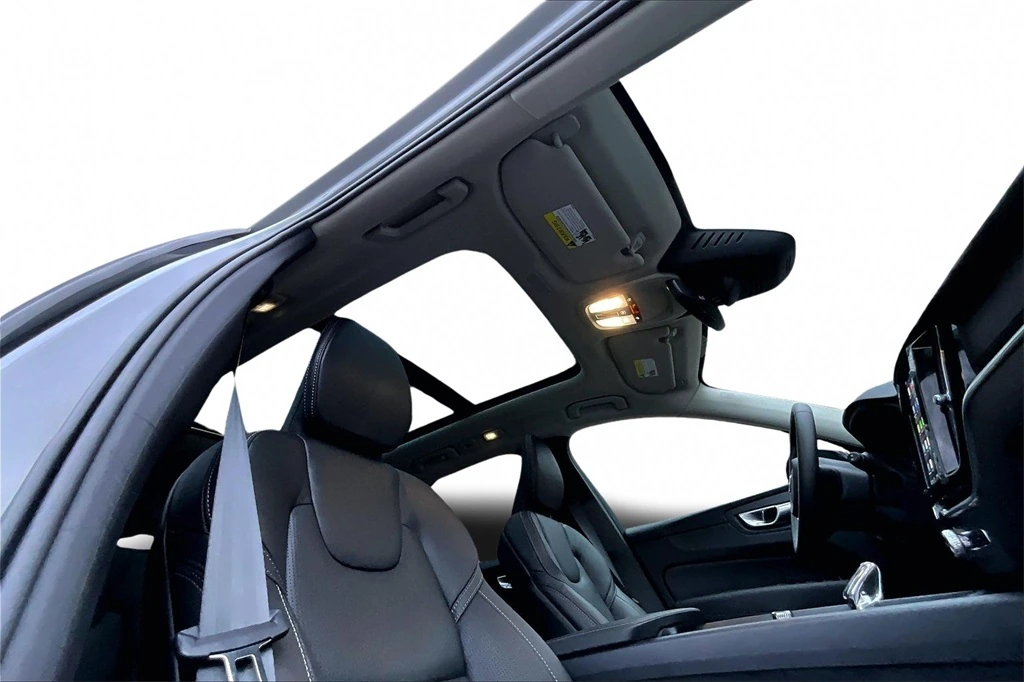 2025 Volvo - image 27